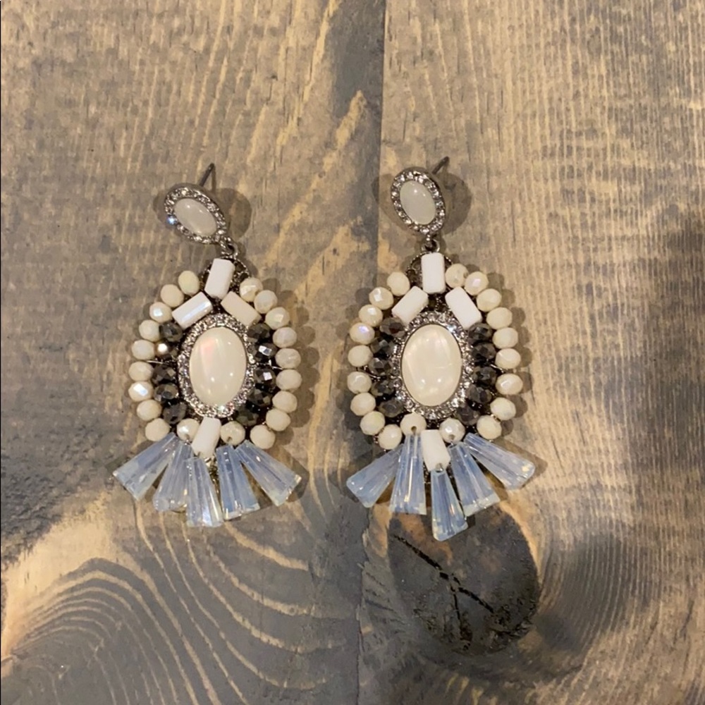 🔥 White with rhinestones earrings